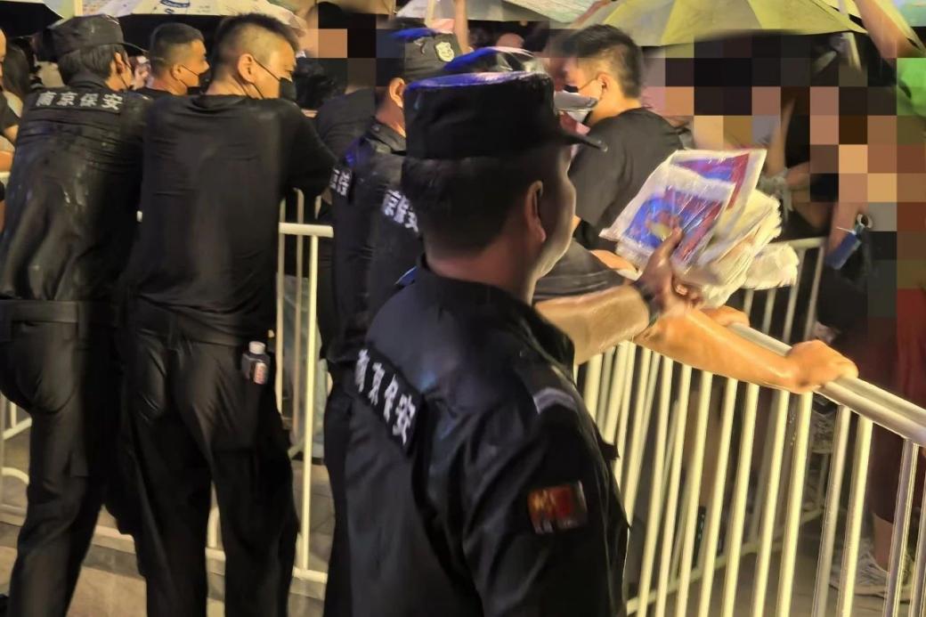 C:/Users/Administrator/Desktop/臺(tái)風(fēng)“貝碧嘉”來襲，南京保安積極應(yīng)對(duì)，“守”護(hù)萬家團(tuán)圓！/11.jpg11