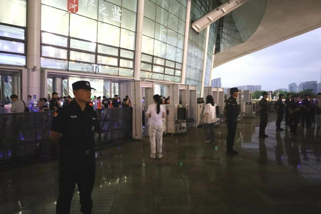 C:/Users/Administrator/Desktop/“安保鐵軍、硬核保障”2024系列報道四十二——南京市保安服務(wù)有限公司成功護(hù)航張碧晨「今兒個開心」十周年巡回演唱會南京站安保任務(wù)/3.jpg3