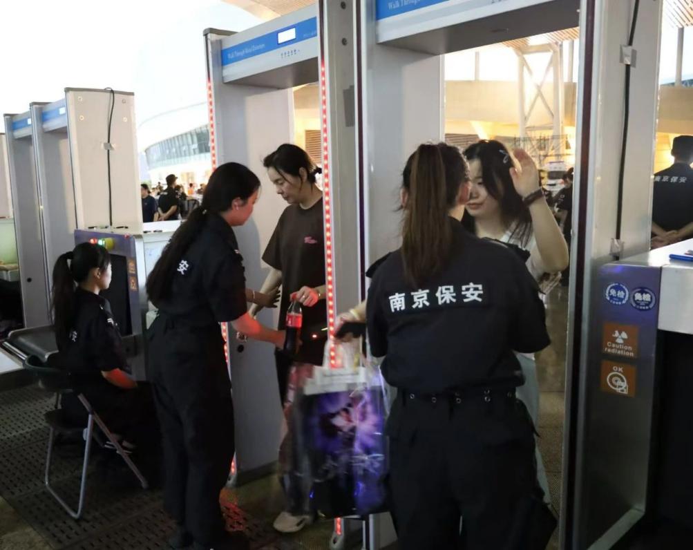 C:/Users/Administrator/Desktop/“安保鐵軍、硬核保障”2024系列報道四十二——南京市保安服務(wù)有限公司成功護(hù)航張碧晨「今兒個開心」十周年巡回演唱會南京站安保任務(wù)/2.jpg2