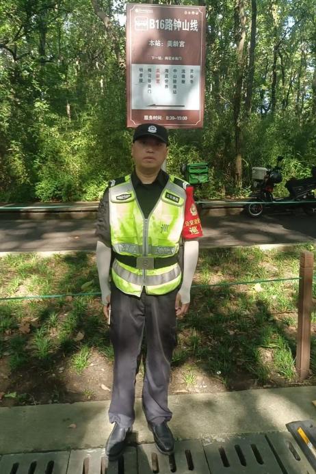 C:/Users/Administrator/Desktop/臺(tái)風(fēng)“貝碧嘉”來襲，南京保安積極應(yīng)對(duì)，“守”護(hù)萬家團(tuán)圓！/1.jpg1