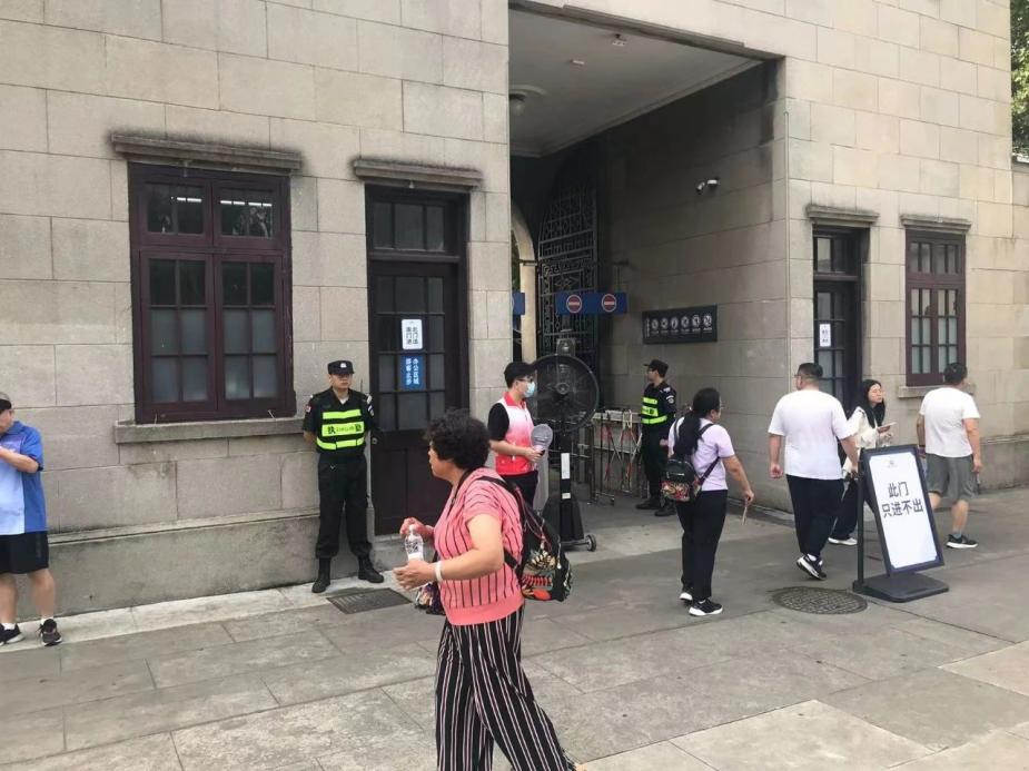 C:/Users/Administrator/Desktop/臺(tái)風(fēng)“貝碧嘉”來襲，南京保安積極應(yīng)對(duì)，“守”護(hù)萬家團(tuán)圓！/8.jpg8