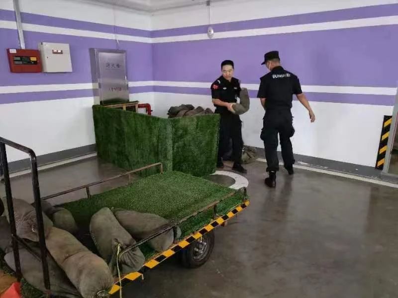 C:/Users/Administrator/Desktop/臺(tái)風(fēng)“貝碧嘉”來襲，南京保安積極應(yīng)對(duì)，“守”護(hù)萬家團(tuán)圓！/5.jpg5